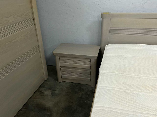 Volledige slaapkamerset (bed, opbergkast, nachtkasten en commode) - afbeelding 3 van  5