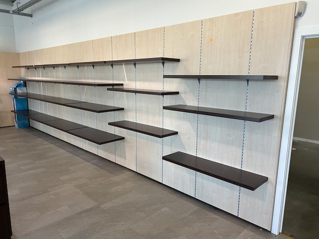 Volledige winkelwand (achteraan winkel) - afbeelding 1 van  6