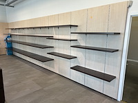 Volledige winkelwand (achteraan winkel) - afbeelding 1 van  6