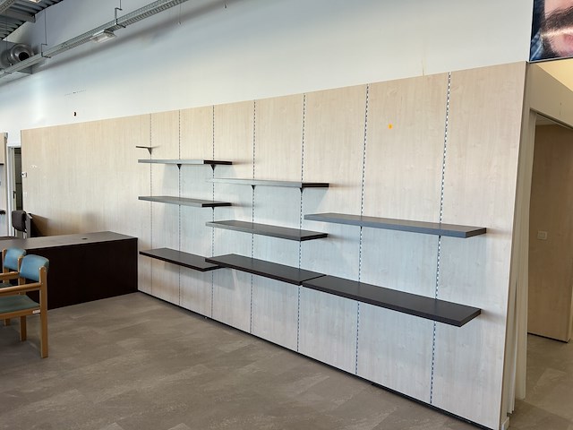 Volledige winkelwand (achteraan winkel) - afbeelding 2 van  6