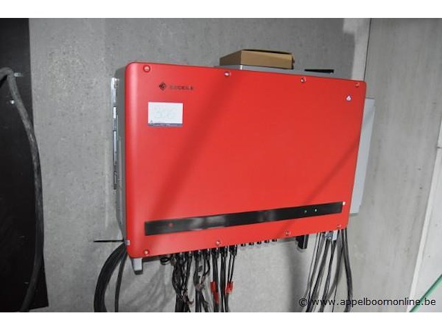 Volledige zonnepaneel installatie bestaande uit plm 400 zonnepanelen plus omvormer, goodwe, gw100k-ht, 400v, 100kw. koper dient deze zelf te demonteren - afbeelding 1 van  3