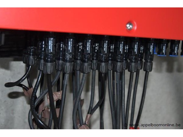 Volledige zonnepaneel installatie bestaande uit plm 400 zonnepanelen plus omvormer, goodwe, gw100k-ht, 400v, 100kw. koper dient deze zelf te demonteren - afbeelding 3 van  3