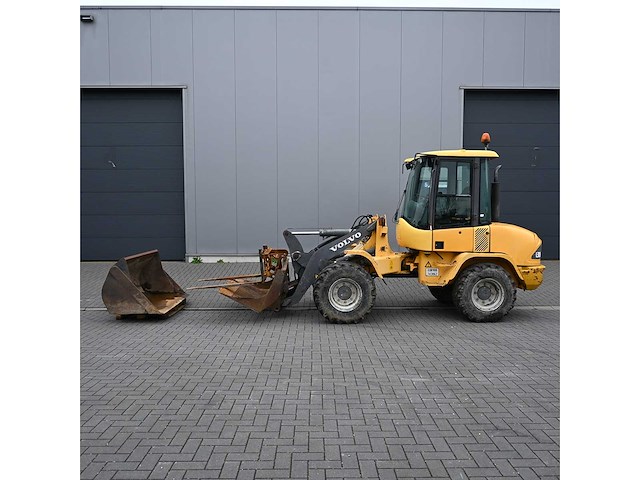 Volvo - 2002 - l30b - shovel - afbeelding 1 van  20