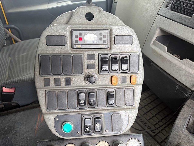 Volvo - 2009 - flm42 - straatveegmachine - afbeelding 3 van  17