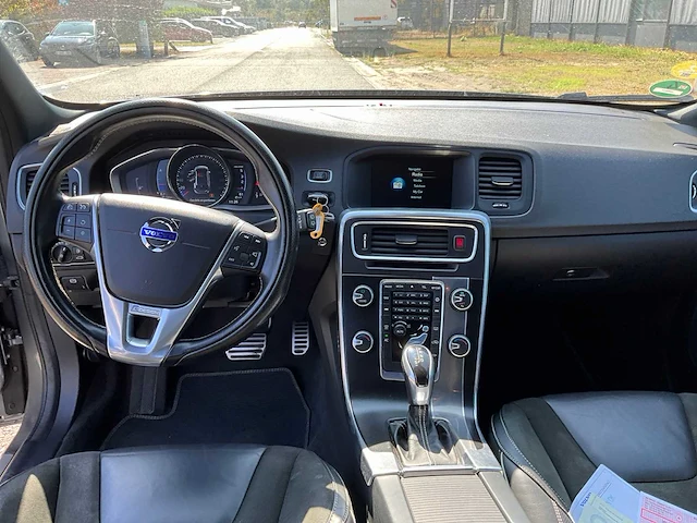 Volvo - 2016 - v60 - f - personenauto - afbeelding 5 van  31