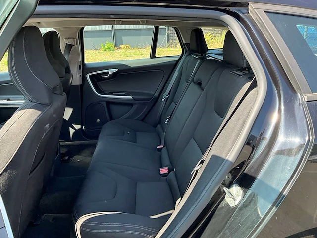 Volvo - 2016 - v60 - f - personenauto - afbeelding 4 van  32