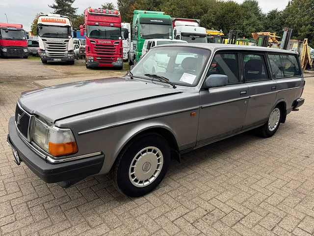 Volvo - 245 - youngtimer > 15 - afbeelding 1 van  17