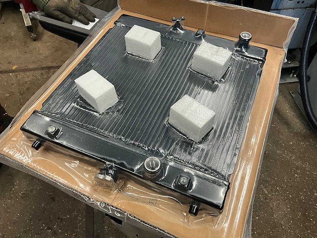 Volvo - ecr25d - radiator (2x) - afbeelding 4 van  4