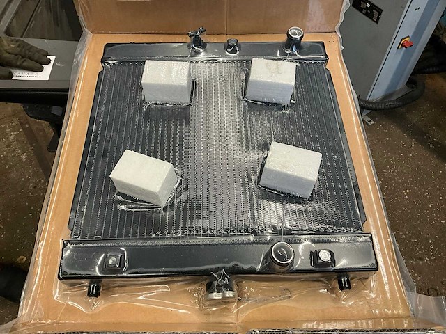 Volvo - ecr25d - radiator (2x) - afbeelding 1 van  4