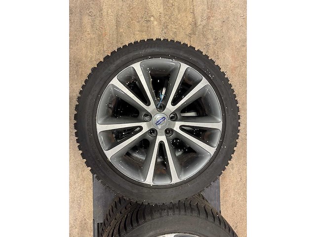 Volvo bridgestone - sneeuwbanden - autoband - afbeelding 2 van  5
