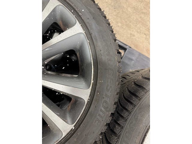 Volvo bridgestone - sneeuwbanden - autoband - afbeelding 3 van  5