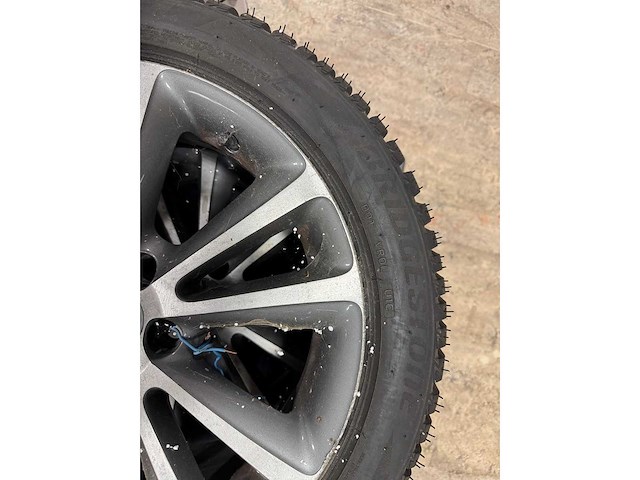 Volvo bridgestone - sneeuwbanden - autoband - afbeelding 4 van  5