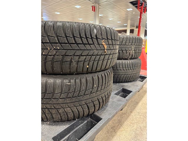 Volvo bridgestone - sneeuwbanden - autoband - afbeelding 5 van  5