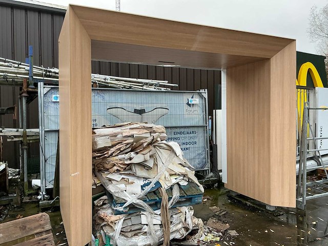 Volvo diverse houten toonzaalmeubels (2x) - afbeelding 1 van  9