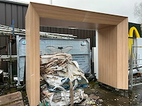 Volvo diverse houten toonzaalmeubels (2x) - afbeelding 1 van  9