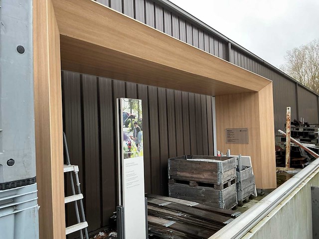 Volvo diverse houten toonzaalmeubels (2x) - afbeelding 2 van  9