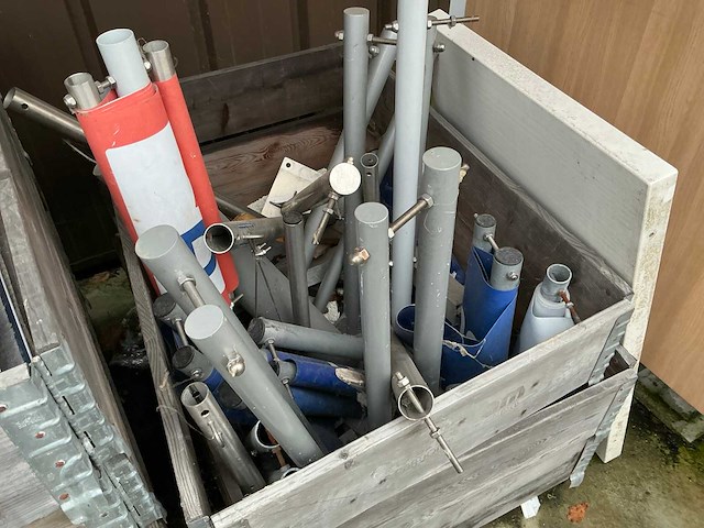 Volvo diverse houten toonzaalmeubels (2x) - afbeelding 5 van  9