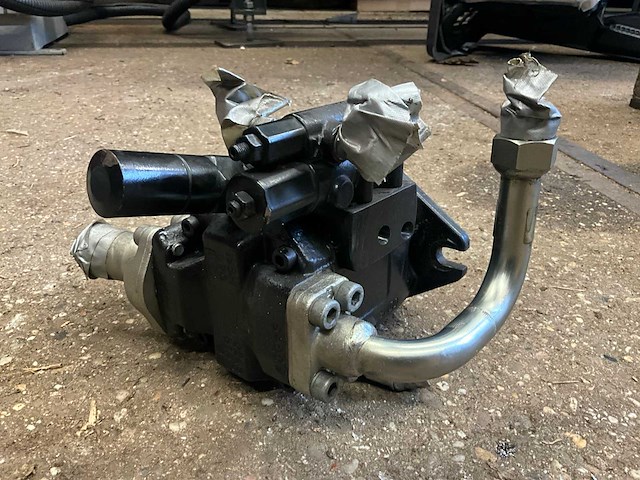 Volvo ecr25d hydraulische pomp - afbeelding 2 van  3