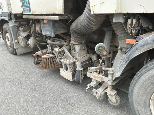 Volvo fm12 veegwagen - afbeelding 30 van  49