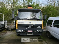 Volvo vrachtwagen met containersysteem en laadkraan hiab - afbeelding 12 van  25