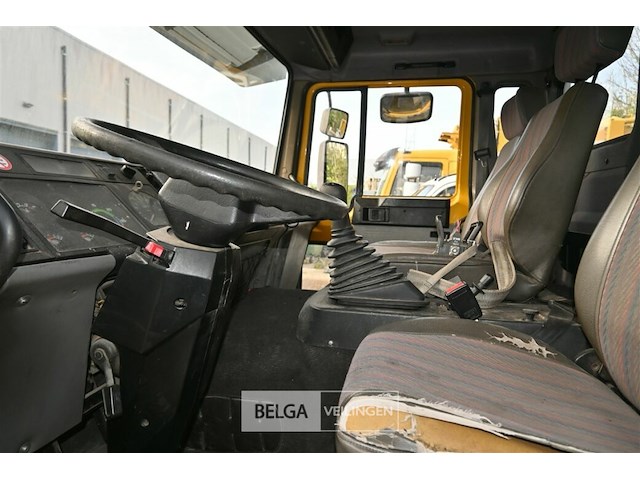 Volvo vrachtwagen met containersysteem en laadkraan hiab - afbeelding 23 van  25