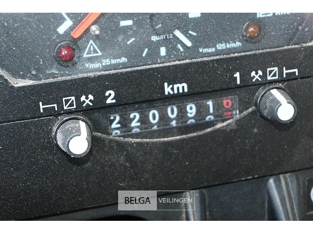 Volvo vrachtwagen met containersysteem en laadkraan - afbeelding 2 van  26