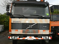 Volvo vrachtwagen met containersysteem en laadkraan - afbeelding 5 van  26