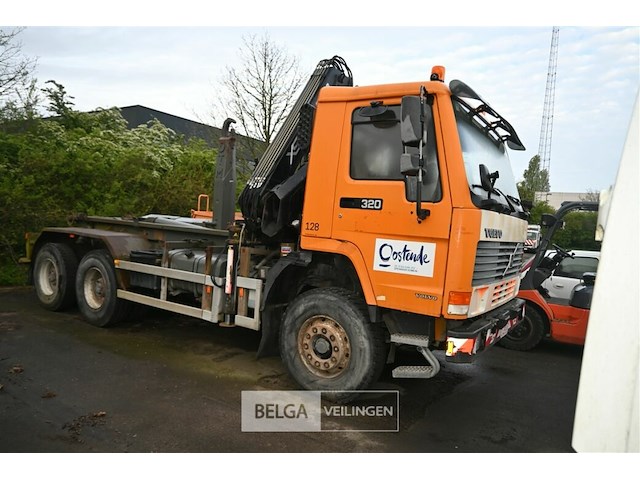 Volvo vrachtwagen met containersysteem en laadkraan - afbeelding 1 van  26
