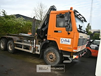 Volvo vrachtwagen met containersysteem en laadkraan