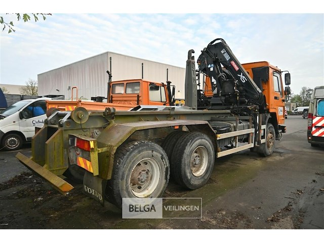 Volvo vrachtwagen met containersysteem en laadkraan - afbeelding 13 van  26