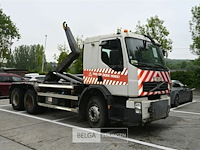 Volvo vrachtwagen met containersysteem