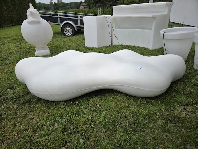 Vondom lava bench in kunststof - afbeelding 2 van  3
