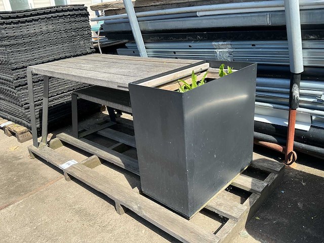Vonk tuintafel+ zitbank en bloembak - afbeelding 1 van  1