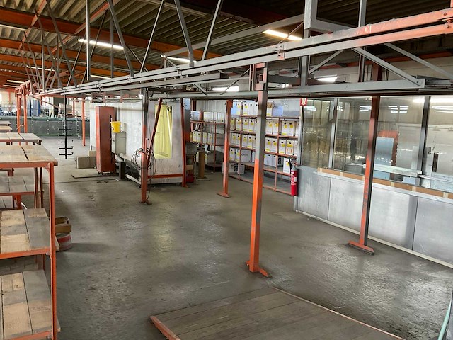 Voorbehandelings- en poedercoatinginstallatie - afbeelding 7 van  17