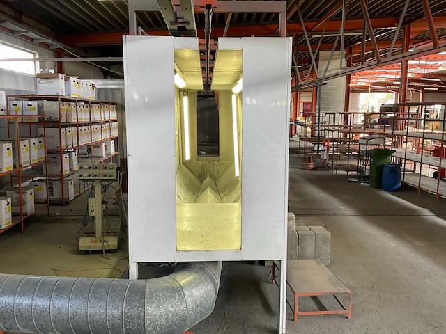 Voorbehandelings- en poedercoatinginstallatie - afbeelding 14 van  17