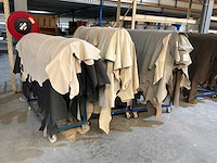 Voorraad leder op bok (3x) - afbeelding 1 van  2