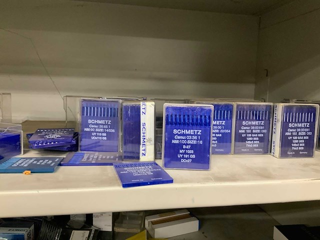 Voorraadkast met stiknaalden en diversen - afbeelding 3 van  4