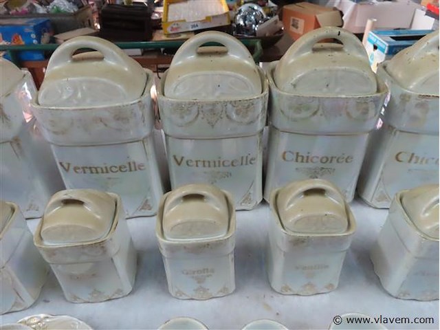 Voorraadpotten, tassen en eierdopjes - afbeelding 3 van  8