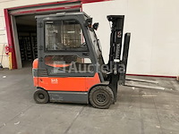 Vorkheftrucks, containers, kapsalonmeubels