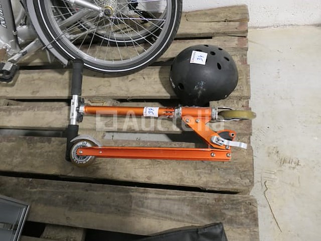 Vouwfiets, scooter, helm - afbeelding 3 van  8