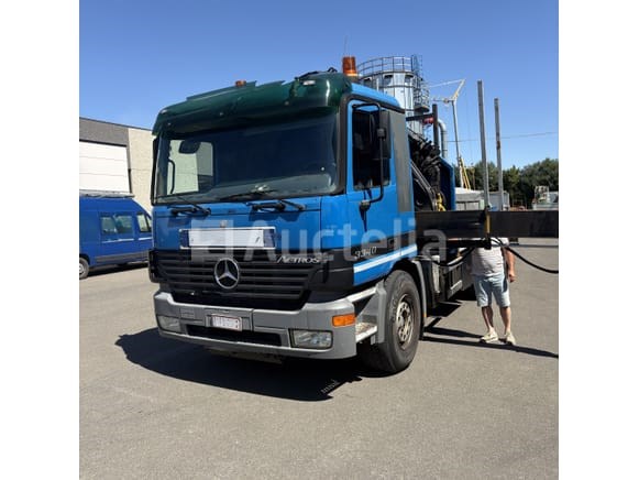 Vrachtwagen, aanhanger, motorfiets