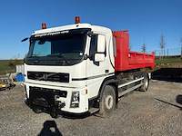 Vrachtwagen, auto, grasmachine en klinkers