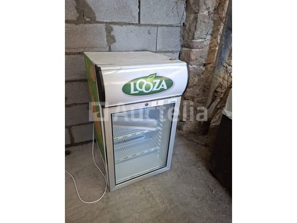 Vrachtwagen, borden, antiek meubilair,...