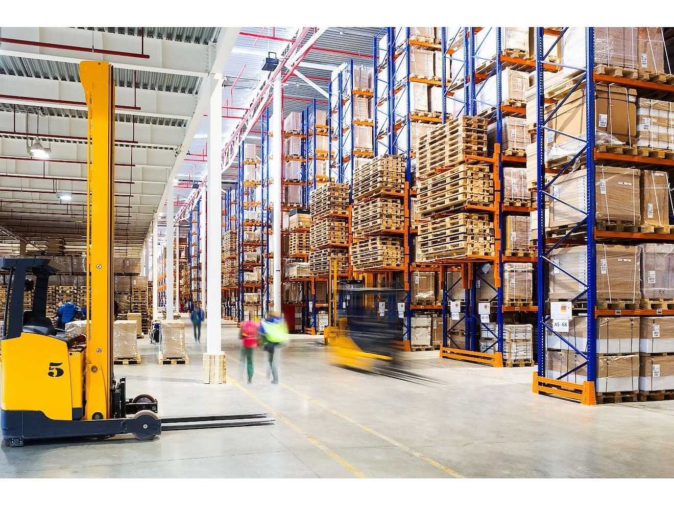 Vrachtwagen, heftrucks en palletwagens, magazijn-, winkel- en kantoorinrichting