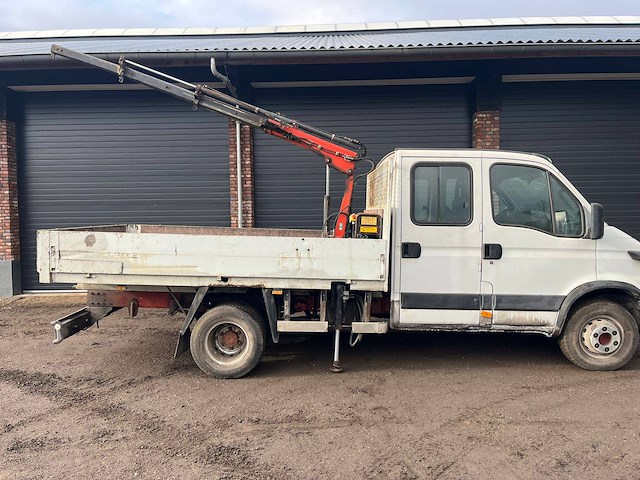 Vrachtwagen iveco daily diesel met autolaadkraan - afbeelding 1 van  1