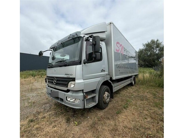 Vrachtwagen mercedes atego met laadklep