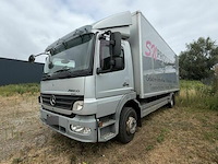 Vrachtwagen mercedes atego met laadklep