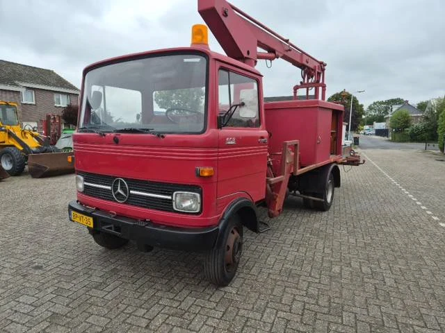 Vrachtwagen mercedes-benz lpko 608 oldtimer diesel 116pk 1974 met hoogwerker - afbeelding 1 van  1