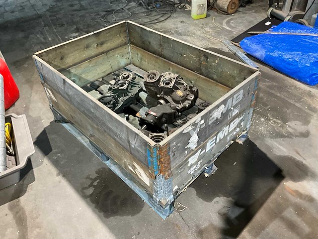 Vrachtwagen onderdelen kist lot pto - afbeelding 1 van  1