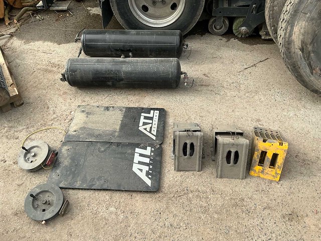 Vrachtwagen spatlappen, luchtketels, wielstop - afbeelding 1 van  2